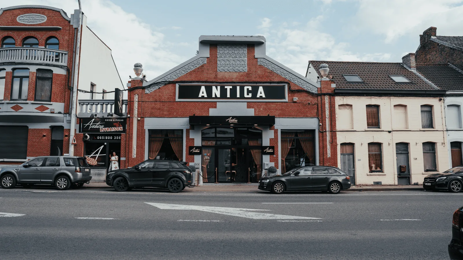 Antica, façade illuminée