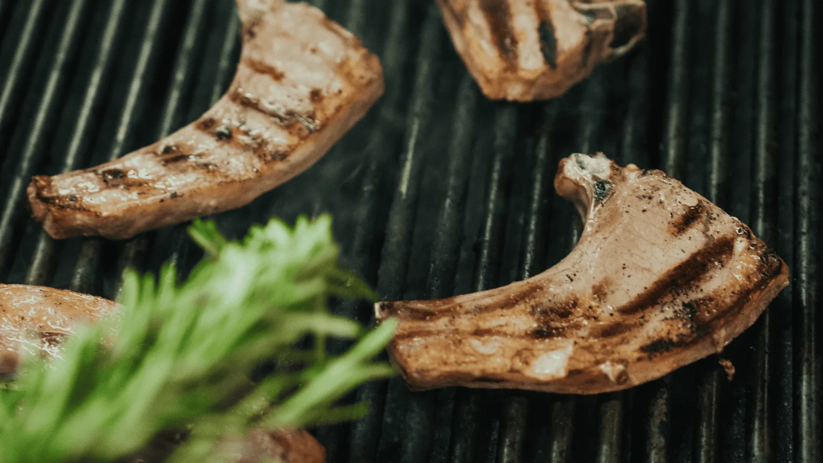 Côtelettes d'agneau grillées