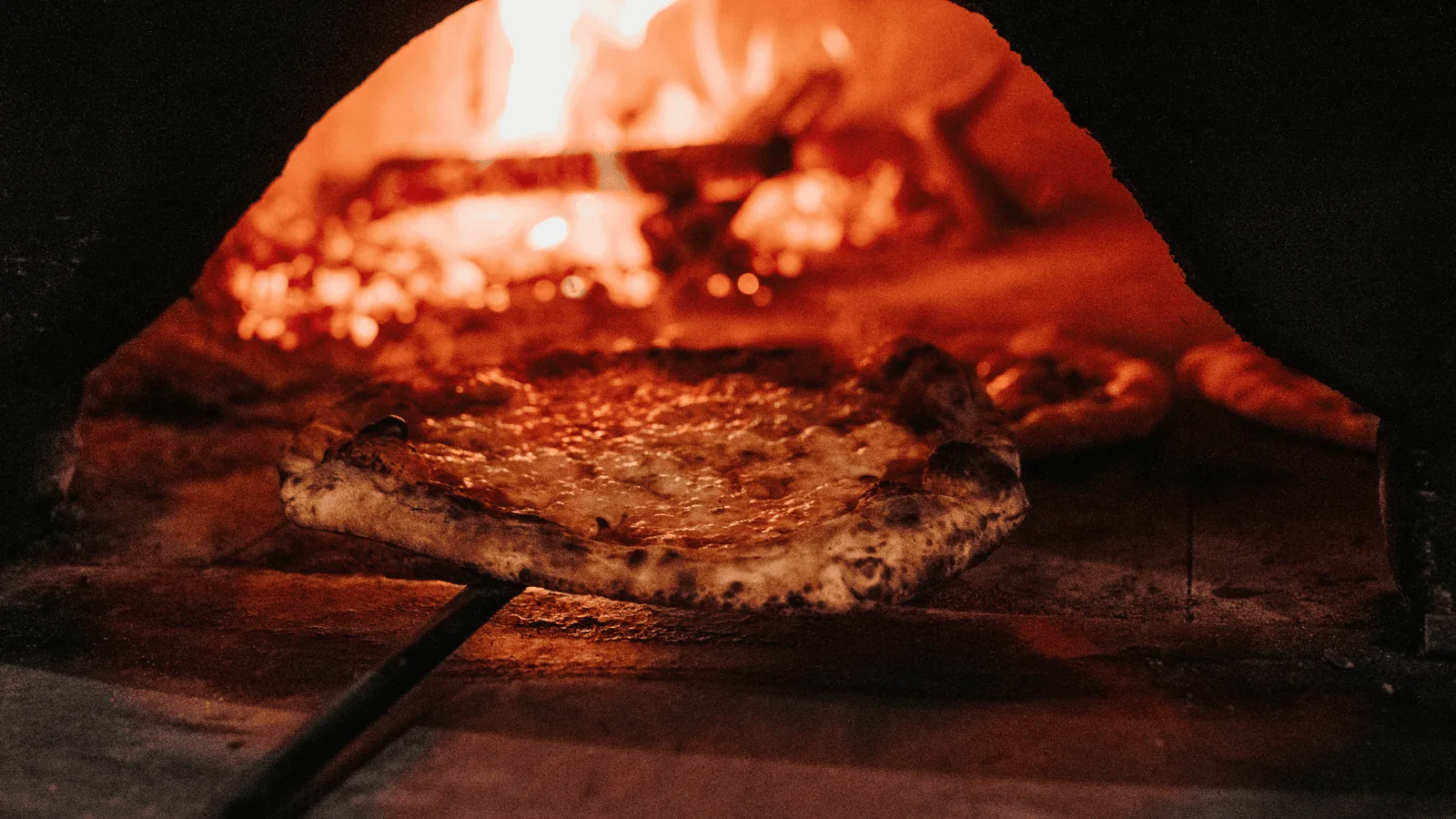 Pizza au four à bois